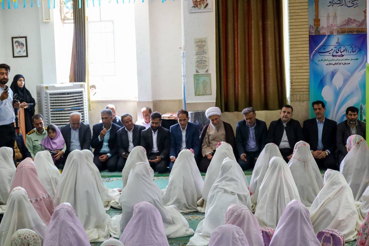 نماینده ولی فقیه در استان فارس و امام جمعه شیراز در اولین روز بازگشایی مدارس نماز ظهر و عصر را با دانش آموزان اقامه کرد
