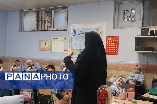 برگزاری نمایشگاه به مناسبت «هفته پدافند غیرعامل» در دبستان شهید مجید مجیدی ناحیه دو شهرری 