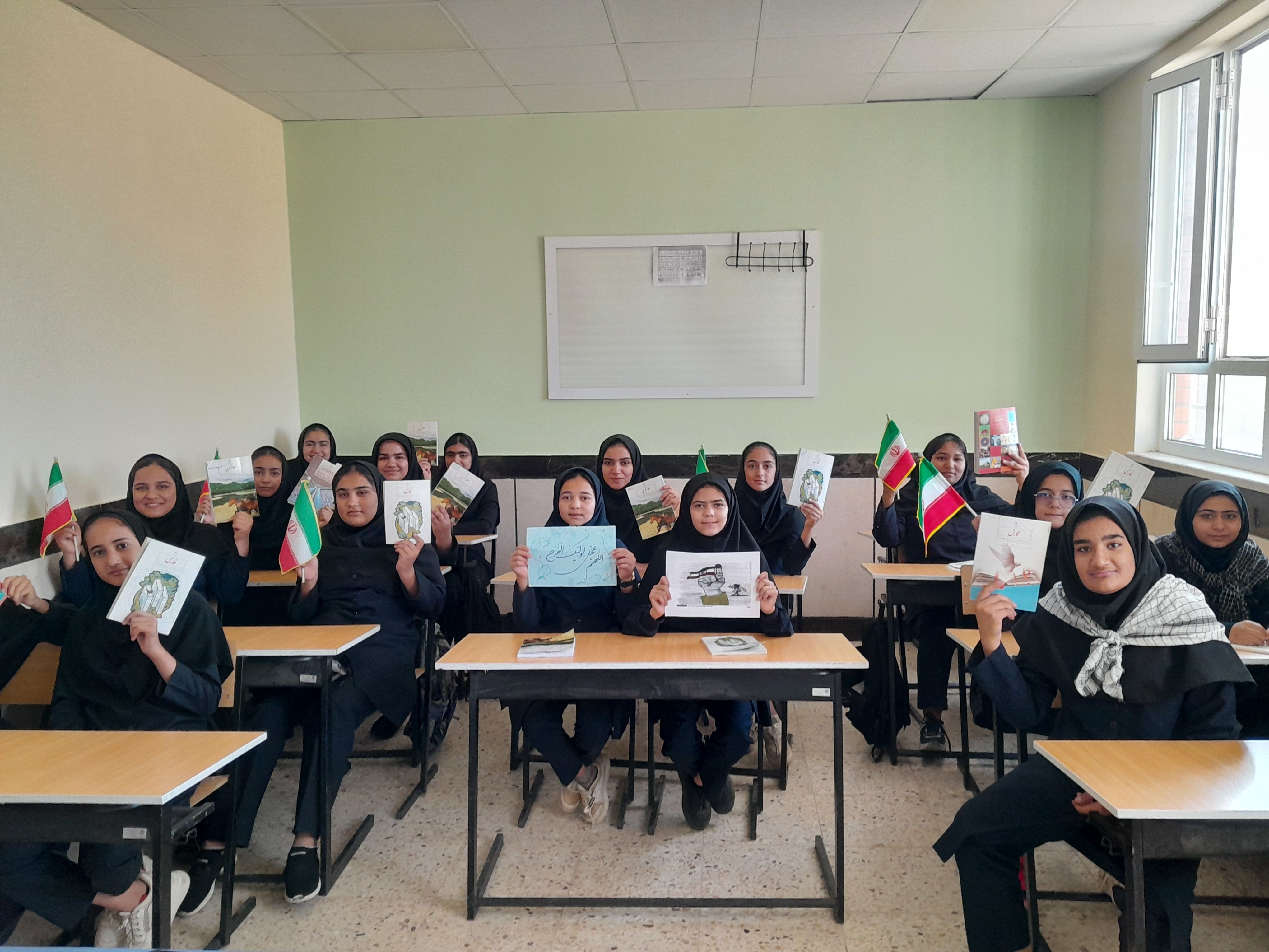 عکس یادگاری از دانش‌آموزان پایه نهم مدرسه مادر مهربان خلیل‌آباد