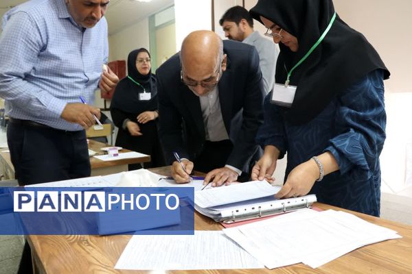 بازدید مدیرکل آموزش و پرورش از برگزاری امتحانات نهایی در یزد