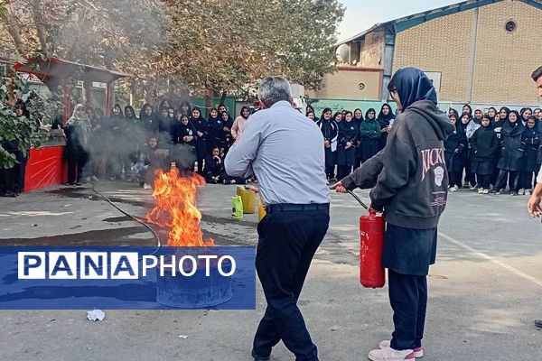 حضور‌ آتش نشانان شهر قدس در دبیرستان فرزانگان