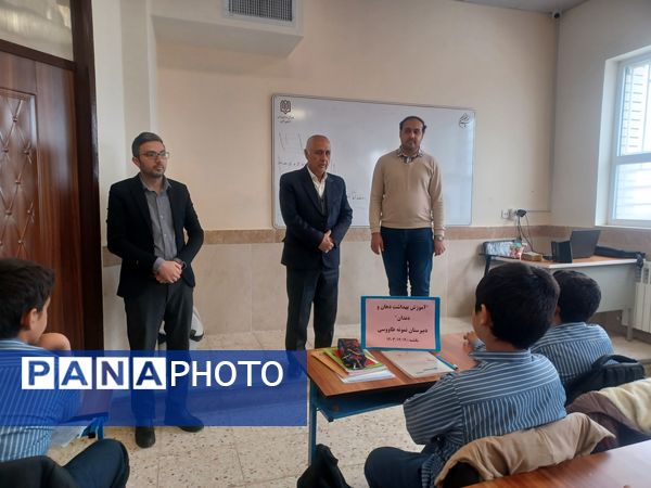 آموزش بهداشت دهان و دندان در دبیرستان نمونه مرحوم طاووسی