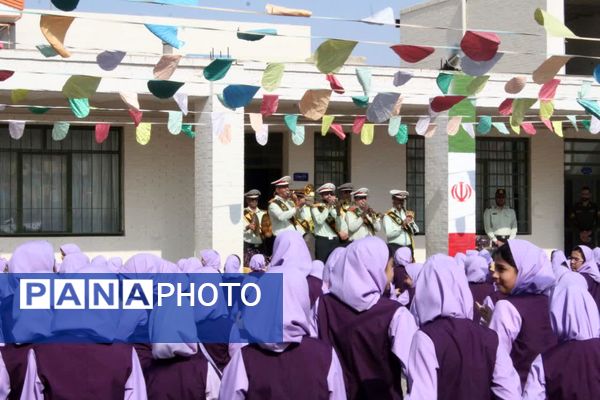 حضور پلیس در دبستان فاطمهالزهرا برای آموزش پیشگیری از آسیبهای اجتماعی