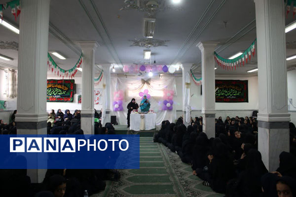تقدیر از دانش آموزان برتر دبیرستان دخترانه سیداحمد فاتحی یک قم 