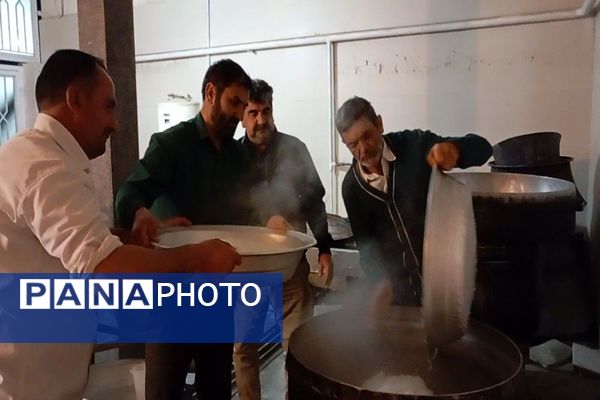 اعتکاف دانش‌آموزی در مسجد جامع شهر بار نیشابور 