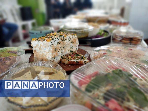 جشنواره غذای سالم در دبیرستان آسیه شهرستان حاجی‌آباد 