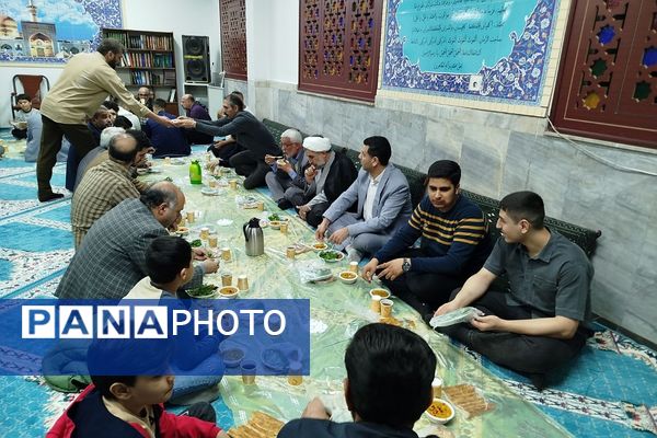 مراسم افطاری فرماندهان بسیج دانش‌آموزی و فرهنگیان در آموزش و پرورش ناحیه دو شهرری 