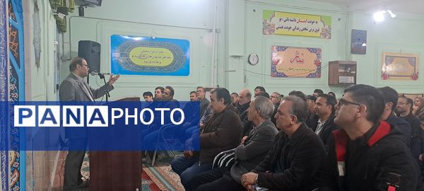 جلسه آموزش خانواده ویژه والدین پایه‌های دهم و یازدهم در دبیرستان شاهد ابوذر غفاری 