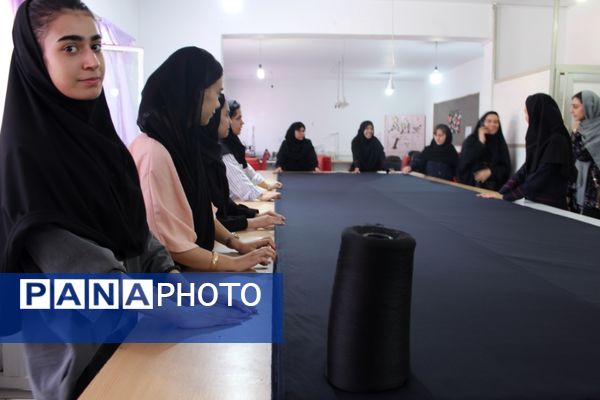 هنرستانی ها در نقش تولید کننده،دوخت لباس فرم دانش آموزان به دست هنرستانی های قدس