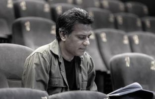 مجتبی جدی «شکستن امواج» را به صحنه می‌آورد