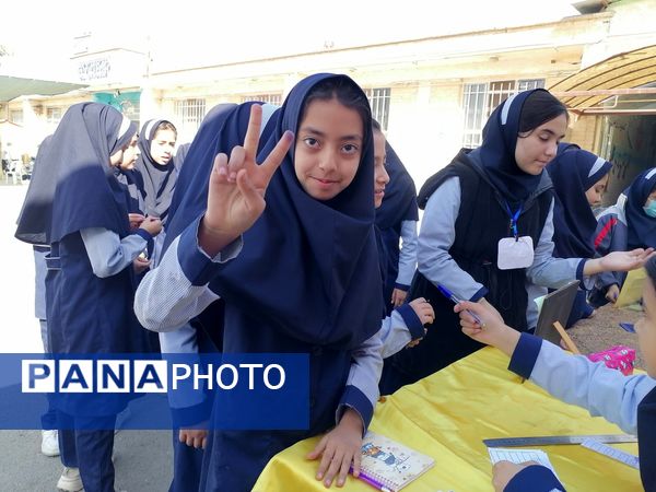 مراسم انتخابات شورای دانش آموزی در دبیرستان ناهید نخودی 