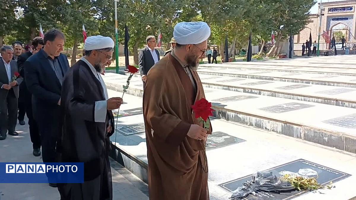 مراسم غبارروبی و عطرافشانی مزار مطهر شهدای اهر به‌مناسبت هفته دولت 