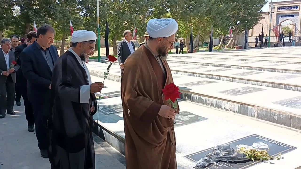 مراسم غبارروبی و عطرافشانی مزار مطهر شهدای اهر به‌مناسبت هفته دولت 