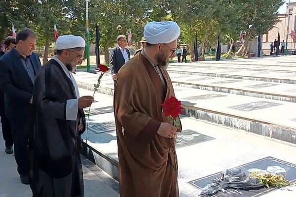 مراسم غبارروبی و عطرافشانی مزار مطهر شهدای اهر به‌مناسبت هفته دولت 