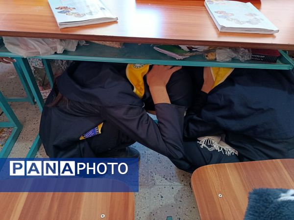 مانور سراسری زلزله در دبیرستان فرزانگان