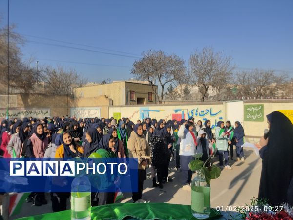 نواختن زنگ انقلاب در دبیرستان نوید ناحیه ۵ مشهد