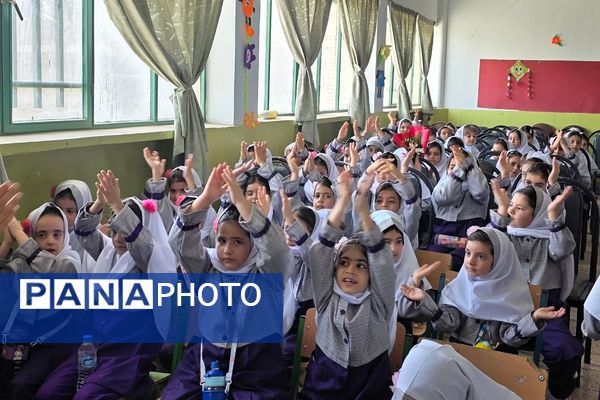 آغاز تحصیل کلاس اولی‌ها با جشن شکوفه‌ها در فرزانگان رباط‌کریم