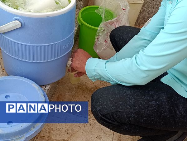 اهدای هدایای متبرک به نمازگزاران سفیددشت