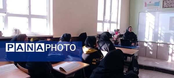 دومین جلسه هدایت تحصیلی پایه نهم در دبیرستان مادرمهربان خلیل آباد