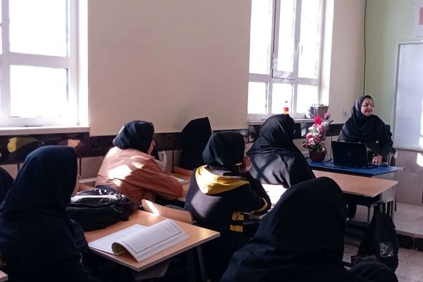 دومین جلسه هدایت تحصیلی پایه نهم در دبیرستان مادرمهربان خلیل آباد