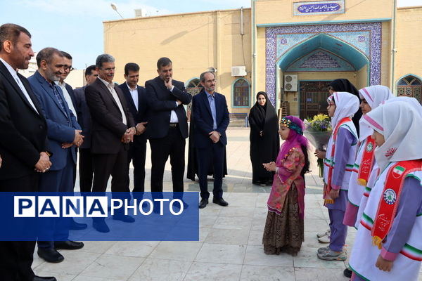 عطر افشانی مزار مطهر شهدای فرهنگی و دانش‌آموز شهرستان بوشهر  