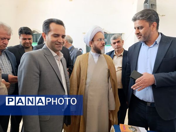 بازدید مسئولان از نمایشگاه فعالیت‌های ادارات شهرستان خلیل آباد