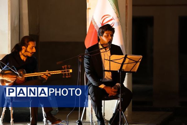 شب حماسه و اندیشه در جهان باغ تاریخی فین کاشان 