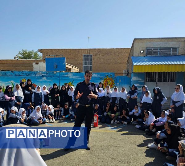 بزرگداشت روز آتش‌نشان در مدرسه شهید خاقانی شهرستان شیروان