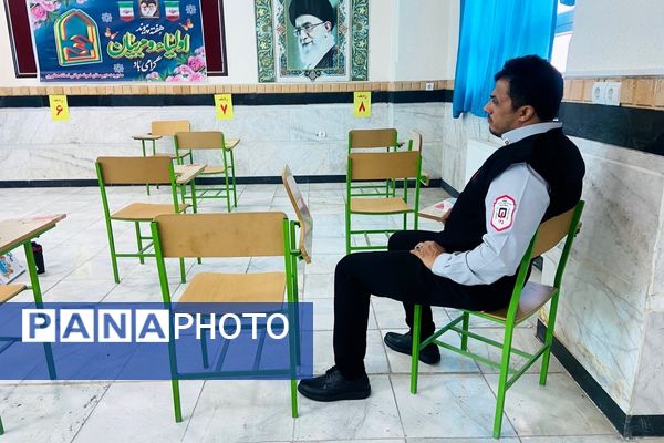  آماده‌سازی مانور زلزله با آموزش آتش‌نشان‌ها در مدرسه نمونه‌دولتی شهید مطهری رباط‌کریم