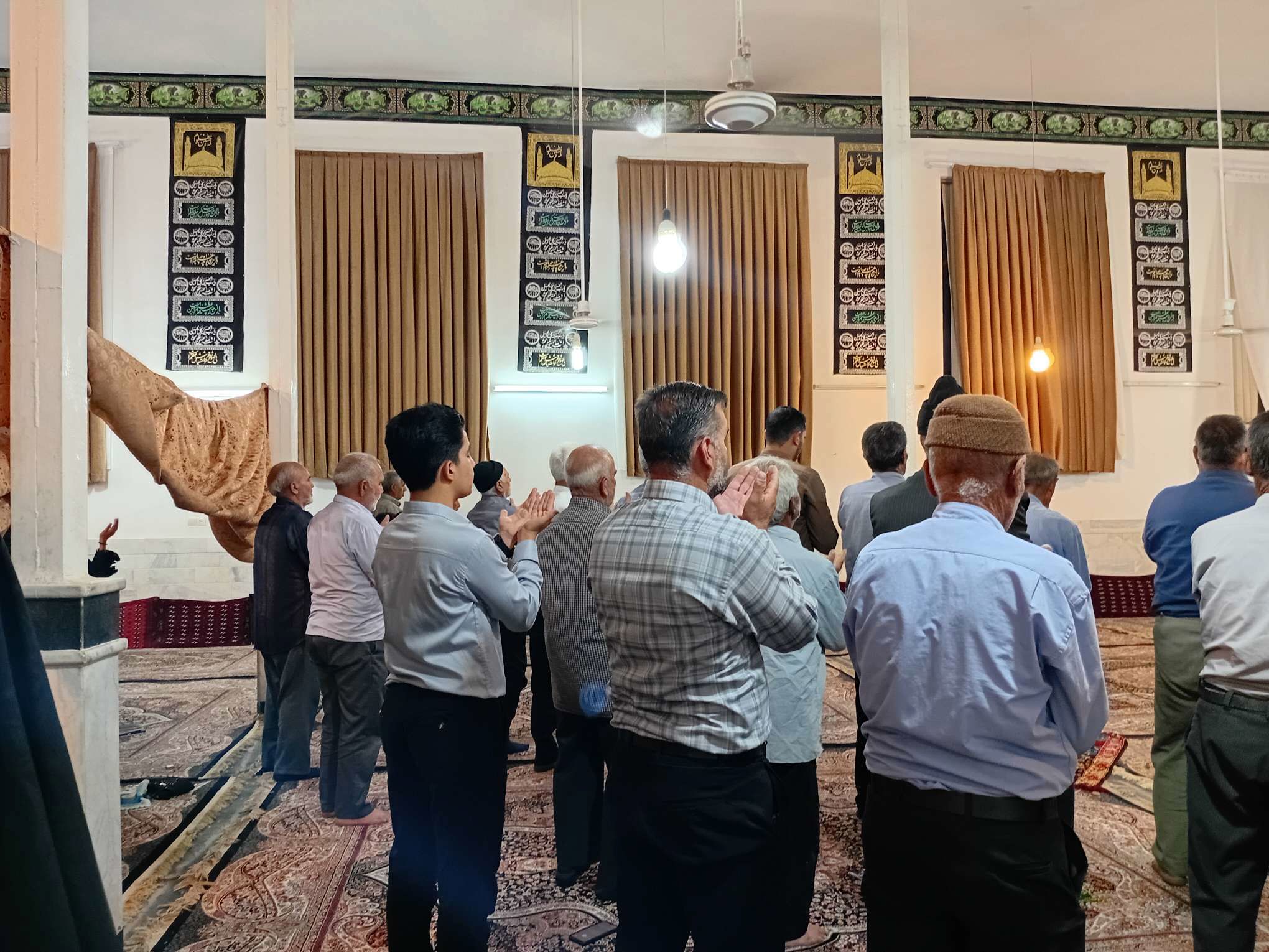 نماز جماعت در مراسم شب بیعت با امام زمان (عج) در خلیل آباد