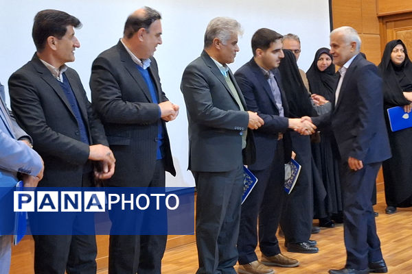 آیین تقدیر از انجمن‌های اولیا و مربیان برتر و تبیین فرآیند انتخابات شورای انجمن اولیا و مربیان ناحیه یک شیراز 