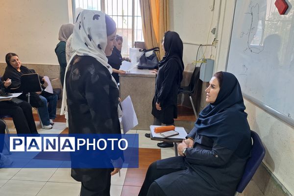 دیدار اولیا و معلمان در جهت بررسی وضعیت تحصیلی دانش‌آموزان 