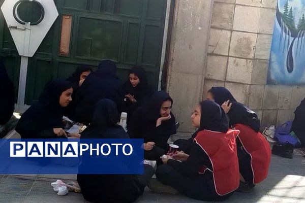 برگزاری نمایشگاه و مراسم صبحانه سلامت به مناسبت هفته تربیت بدنی در دبیرستان راضیه شکرایی ناحیه دو شهرری 