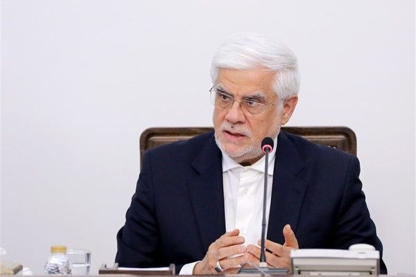 عارف: کاری نکنیم مردم از انقلاب فاصله بگیرند