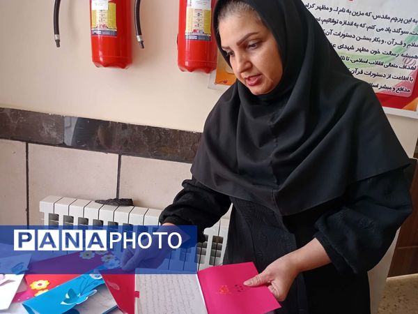 ساخت کارت پستال در هفته سلامت‌روان توسط دانش‌آموزان مدرسه مادرمهربان خلیل‌آباد