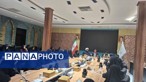 نشست صمیمی با حضور مسئولان و دانشآموزان زینب نام در یزد