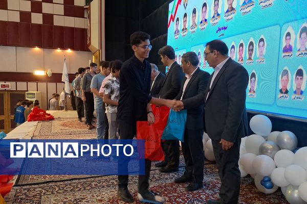 مراسم تجلیل از دانش‌آموزان برتر دبیرستان هیأت امنایی رازی ناحیه ۴شیراز