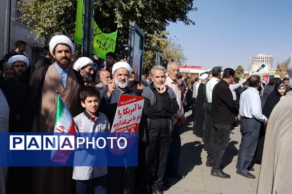 طنین حماسه در گام‌های دانش‌ آموزی