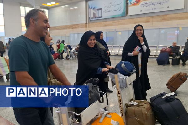 استقبال از زائران حرم امام رئوف در فرودگاه شیراز
