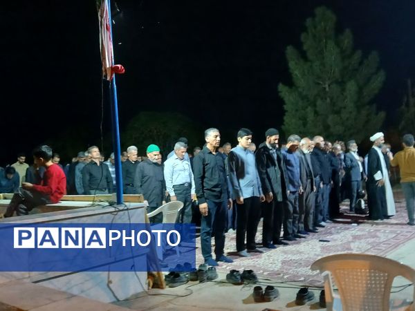 مراسم شبی با شهدا در محل گلزار شهدای روستای بزنجرد شهرستان خلیل‌آباد