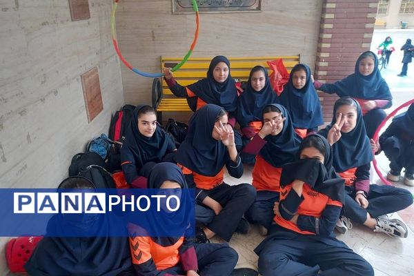هنرنمایی دانش‌آموزان در رشته‌های ورزشی به‌مناسبت هفته تربیت‌بدنی در ناحیه 2 شهرری 