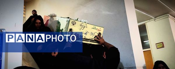 استقبال دانش‌آموزان دبیرستان شهید برقعی 2 قم از یک لاله فاطمی