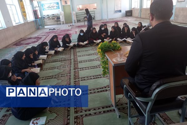 محفل انس با قرآن کریم در دبیرستان دخترانه شاهد فیض