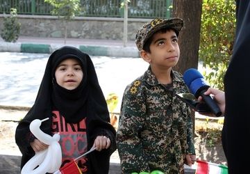 شور انقلابی گام‌های نوجوانان در مسیر ۱۳ آبان