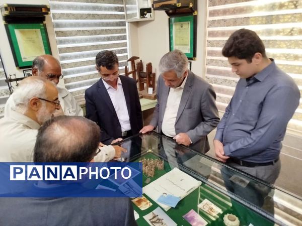 بازدید فرماندار کاشمر از موزه دفاع مقدس در زیارتگاه شهید مدرس(ره)