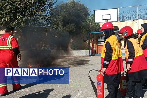 مانور پدافند غیرعامل در دبیرستان  سوده شهرستان ورامین 