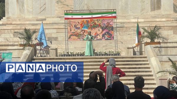 فرزندان ایران زمین در کنار آرامگاه حکیم‌ توس