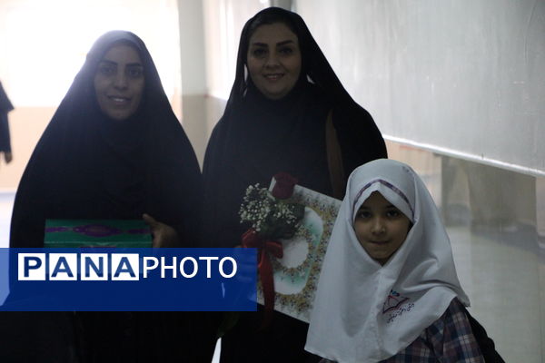 تقدیر دانشآموزان دبستان دخترانه صادقیان یزد از مادر پرستار