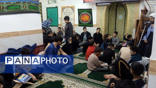 حضور مدیر و معاون دبستان شهید پسندیده فدافن در جمع نوجوانان معتکف مسجد صاحب الزمان(ع)