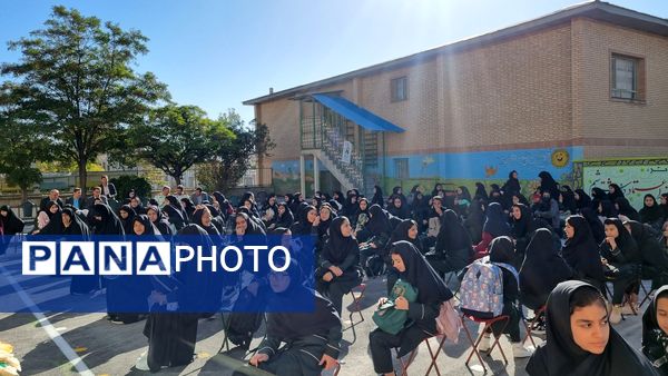آیین نمادین نواختن زنگ مهر و مقاومت در دبیرستان حضرت معصومه(س) شهرستان فیروزکوه 